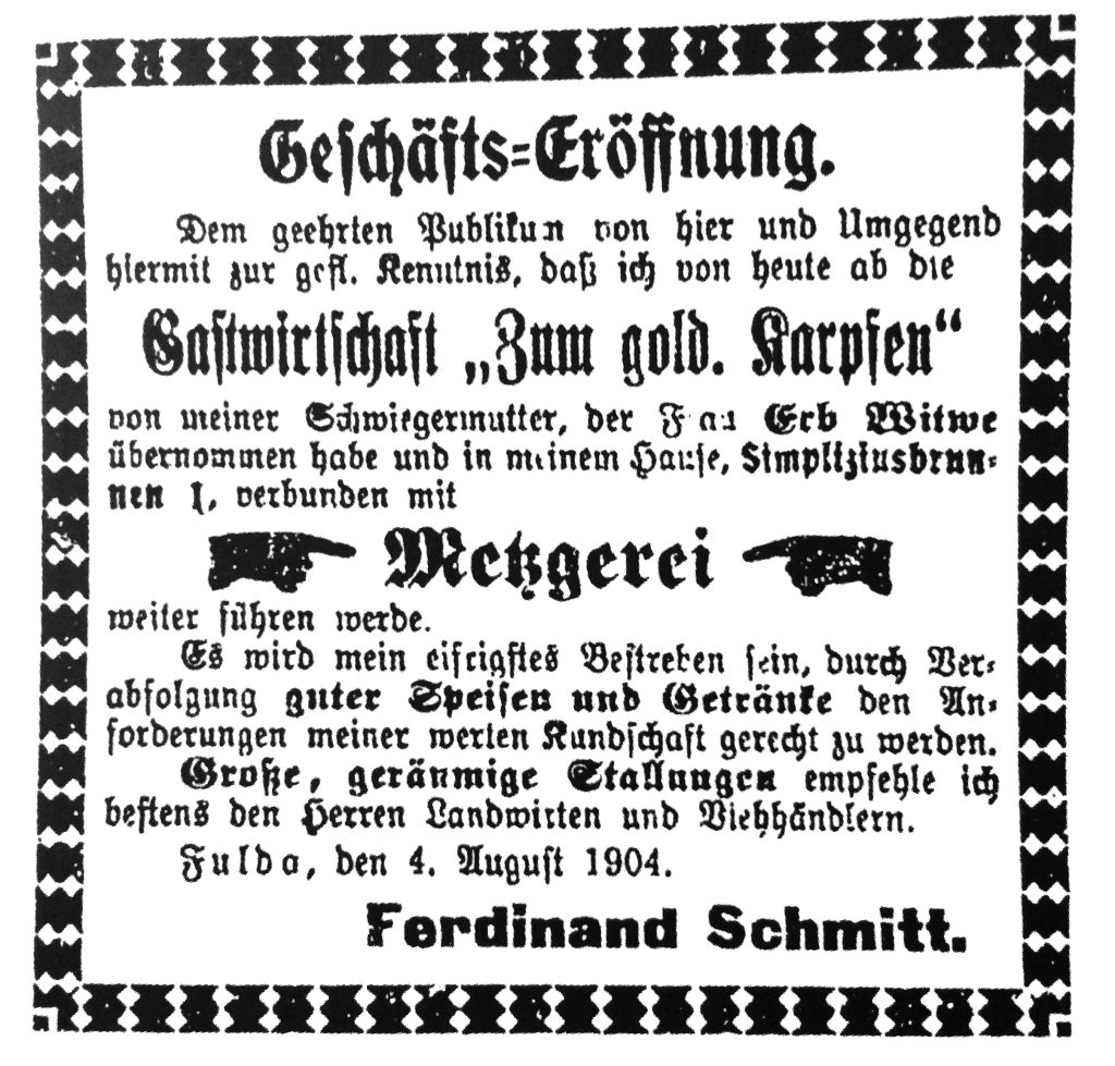 Schwarzweiße deutsche Geschäftseröffnungsanzeige für „Zum Gold. Karsch“ mit dekorativer Umrandung, die an die klassische Hotelbeschilderung in Fulda erinnert, inspiriert vom berühmten Goldenen Karpfen.